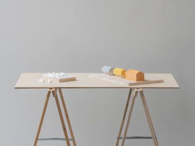 modeller av hus på ett bord