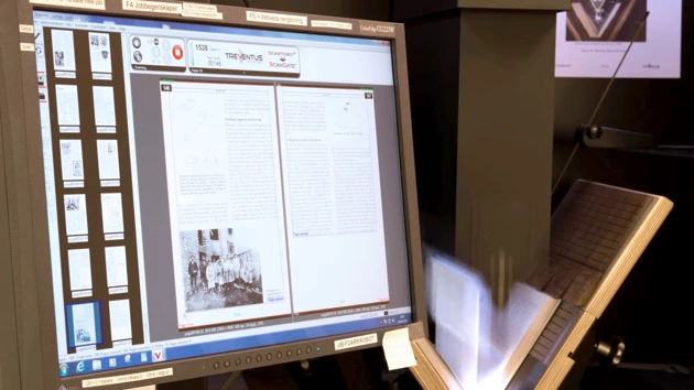 Digitaliseringsrobot som skannar in en bok