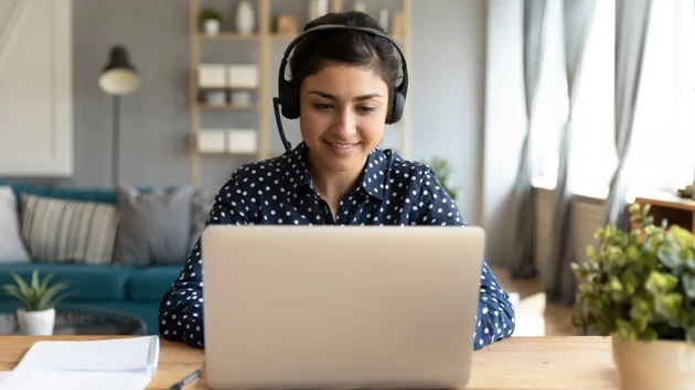 Kvinna som sitter i digitalt möte.