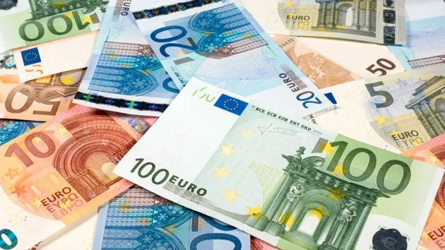 Eurosedlar som ligger utspridda på varandra.