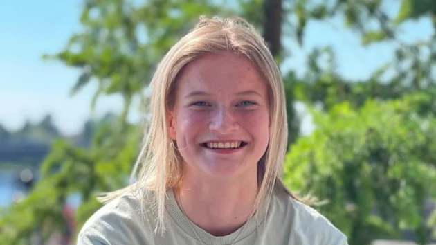Porträttfoto på Tilda Engberg, träd i bakgrunden