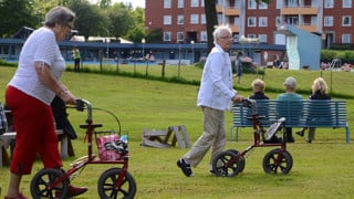 Bild på kvinnor med rullatorer